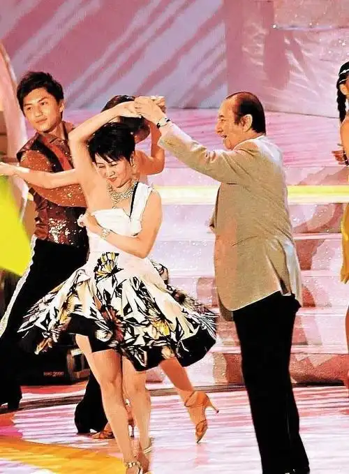 赌王利智跳舞vs赌王与四太梁安琪跳舞,利智更放得开,梁更专业