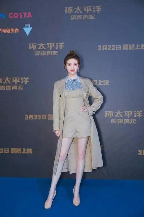 景甜梳着高高的丸子头,让自己看起来,身高足有180,一身卡其色的长款