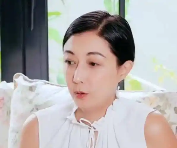 吴绮莉剪回出道时短发,首谈人生感言内涵成龙?