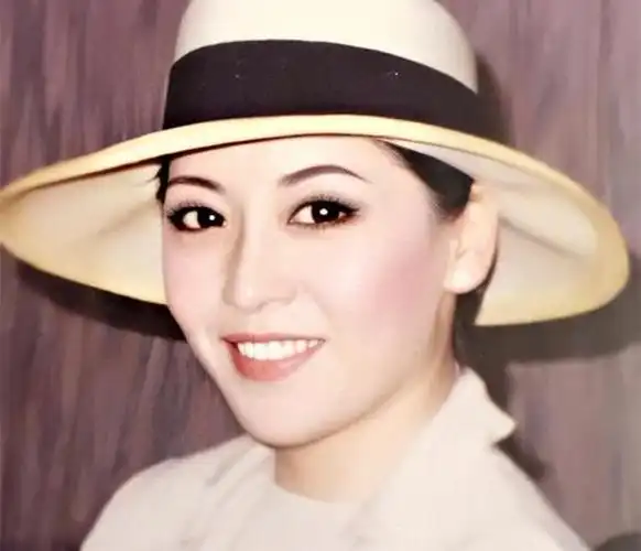 香港女枭雄陈岚18岁被母亲卖进舞厅甘做向华强背后的女人