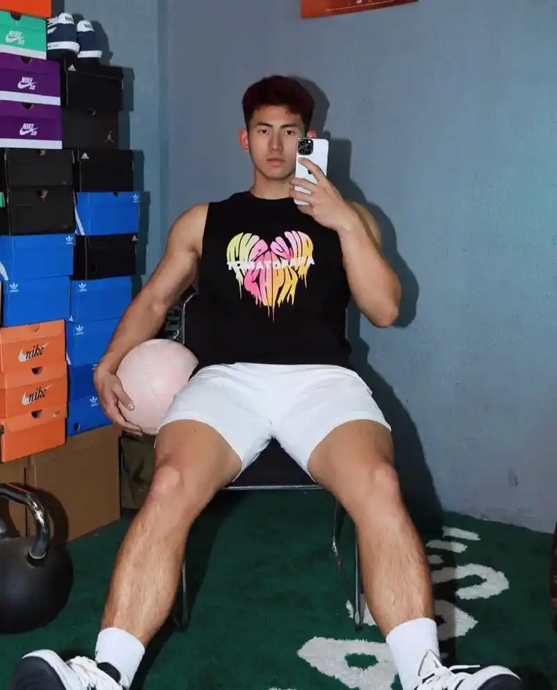 穿短裤的粗腿肌肉帅哥.