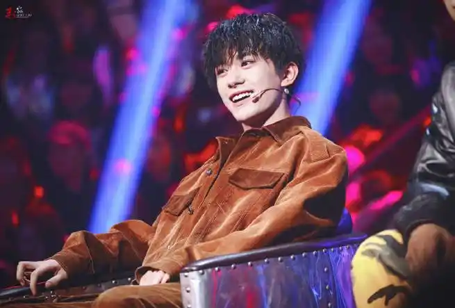 易烊千玺超话  2018 /0319 /180319  这就是街舞录制  小孩在外面不