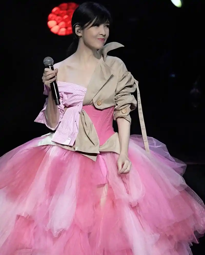 组图:52岁周慧敏穿白色纱裙身材依旧苗条 肌肤白皙气质优雅