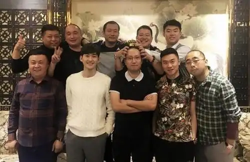 张翰晒同学聚会照 只有他还是帅气的模样