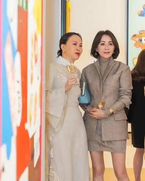 56岁刘嘉玲近况曝光手拿香槟皮肤细腻状态很完美