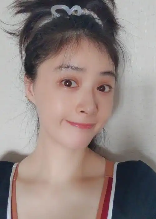 39岁蒋欣晒素颜怼脸拍眼皮下垂眼袋明显与上妆后判若两人