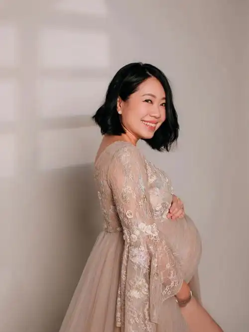 想拍摄孕妇照的妈妈们,如果不想租界孕妇婚纱拍摄,可以考虑购买毛衣