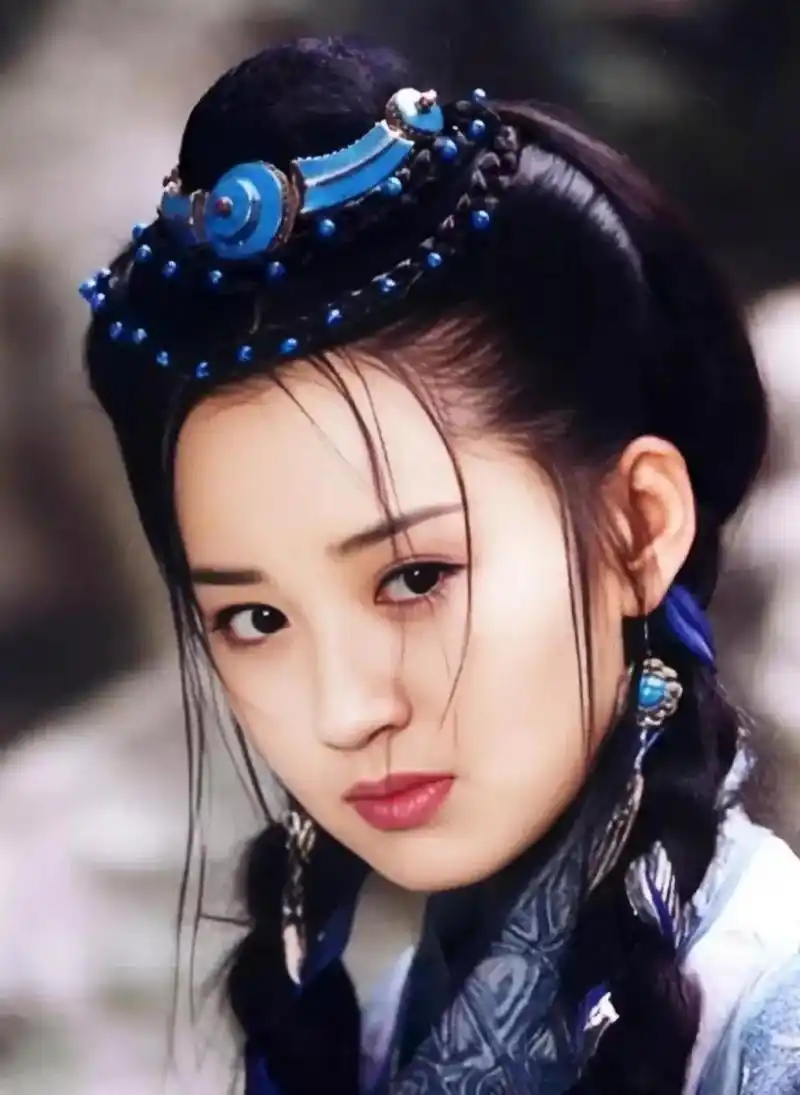 任盈盈是许晴在《笑傲江湖》中确实是美得让人心动的角色.