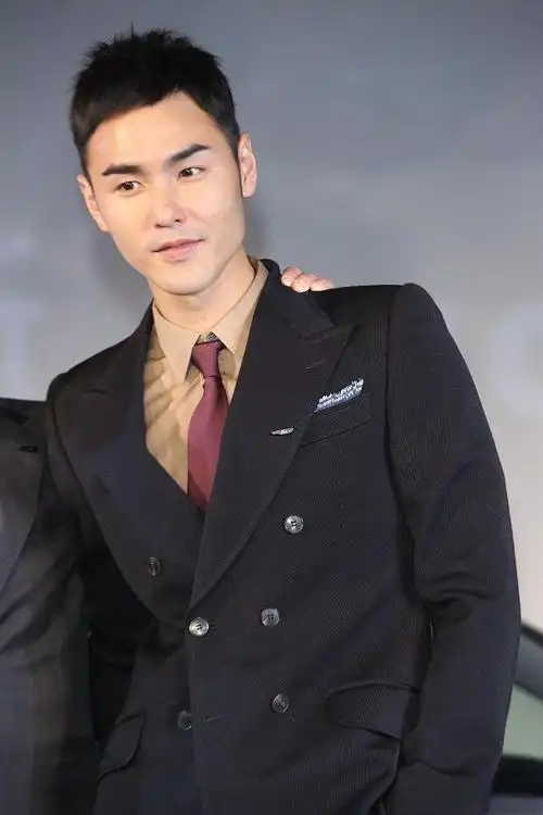 阮经天,这位41岁的男星,以其独特的硬汉形象在娱乐圈中独树一帜