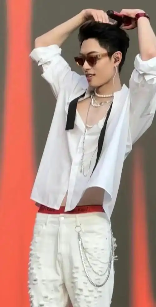 木子洋的ck内裤是假的,男艺人露内裤边是擦边还是邋遢?