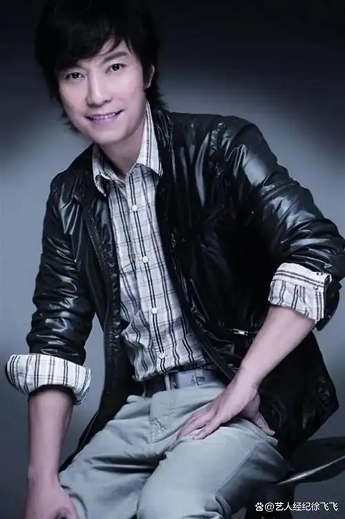 祖籍安徽省当涂县,毕业于台湾高雄医学院,中国台湾男歌手,音乐人,演员