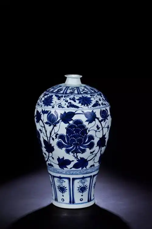 于景德镇的青花瓷,比如创烧于唐初高宗时期北方窑系的唐三彩,北宋时期