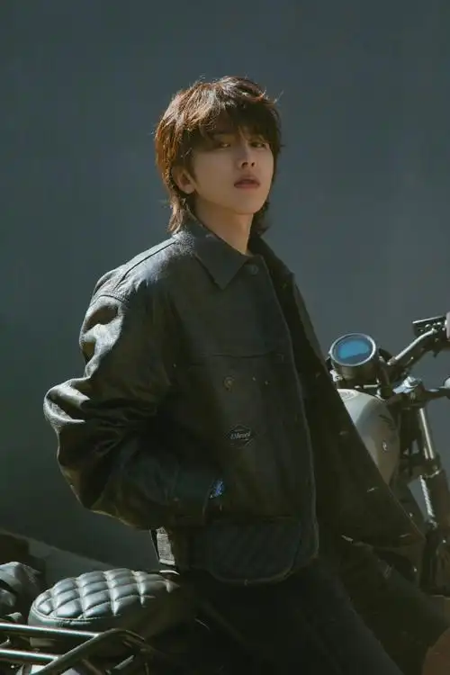 蔡徐坤长发#@蔡徐坤一如既往的能驾驭每个造型长发的恣意自由77