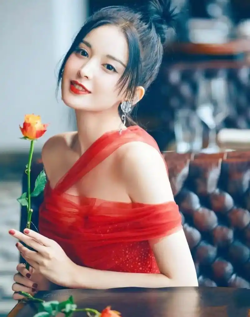 古力娜扎身材太绝了,修身红裙魅力四射,不愧是新疆第一美女  不得不说