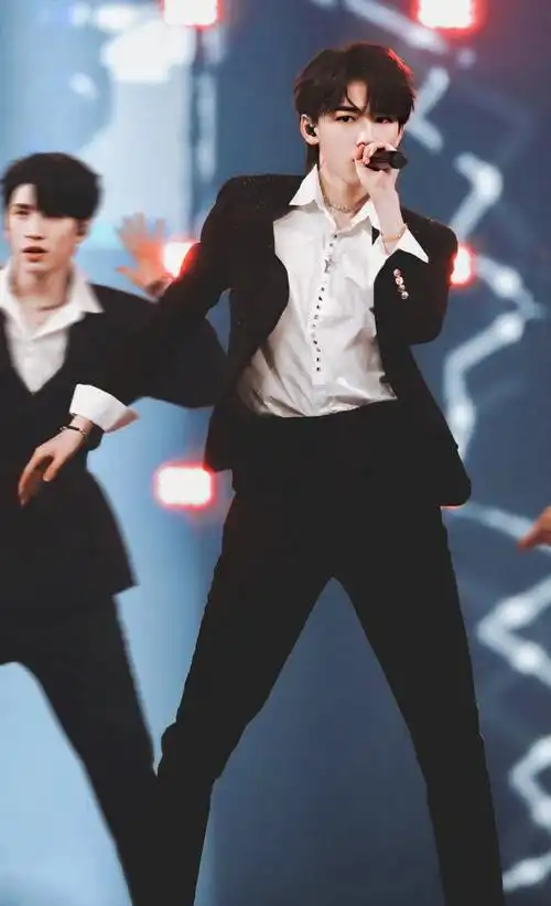 对穿黑色西装的宋亚轩疯狂心动,坐等今晚#王牌对王牌#的贵公子!