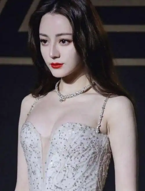 迪丽热巴再不遮掩了穿着一件吊带束身低胸礼服尽展傲人身材