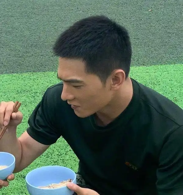 杨洋为演军人剪寸头形象大变又土又黑说他盛世美颜也更适合了