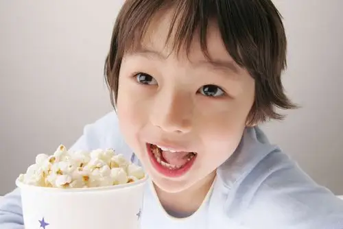 吃货,也是一个喜欢吃糖的小孩-趣美搭