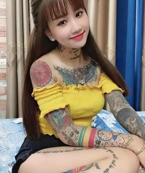 相亲的过程中,有人一看到她的纹身就大吃一惊:"哇,你手臂上全是纹身啊