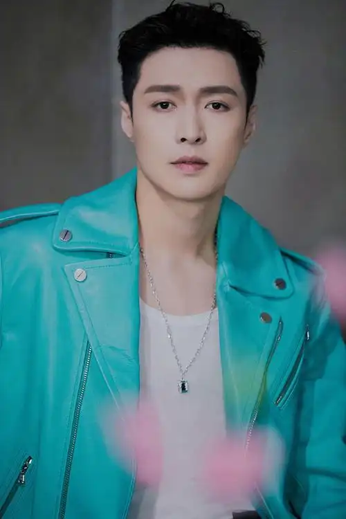 1/82021年10月23日讯,张艺兴参加《这就是街舞4》录制并拍摄写真,他率