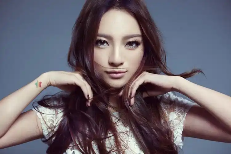 胡灵致亲爱的女孩疗伤系情歌勇敢爱图