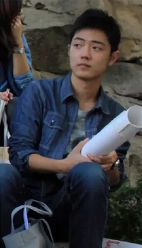 (肖战出道后)网友们在感叹肖战的古装扮相十分惊艳之时,却也被肖战的