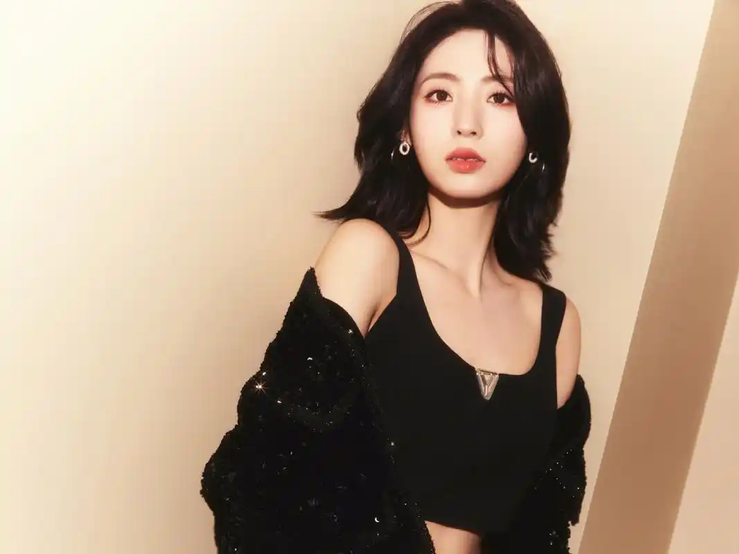 无论是短发的俏皮还是夹克的率性,都展现了她的多面魅力,让人不禁为之