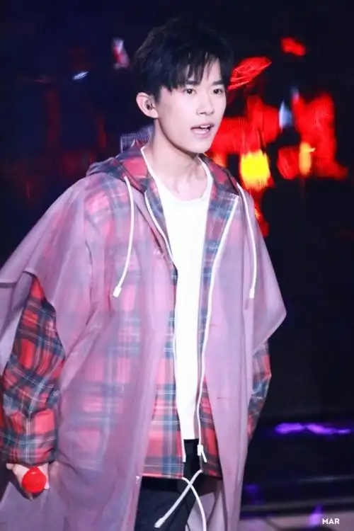 易烊千玺 #tfboys 2017湖南卫视跨年演唱会 高清 帅气