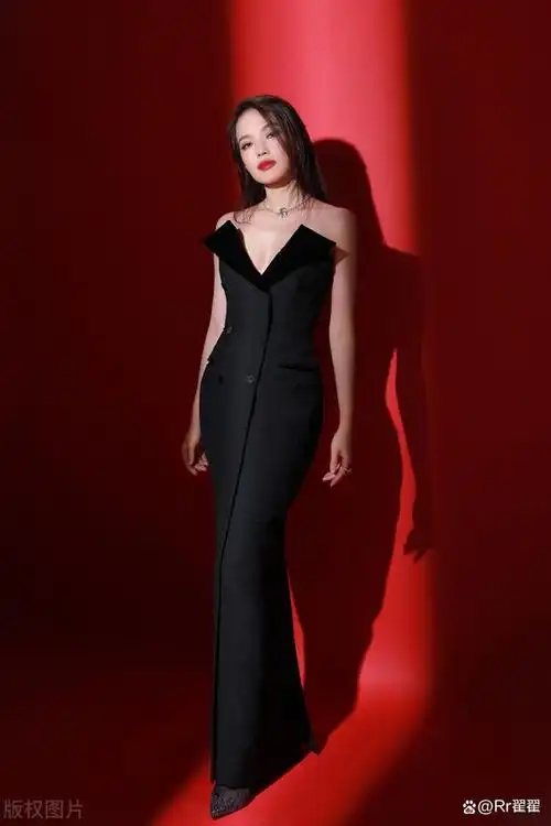 女明星黑色礼服:倪妮大胆,孙怡诱惑,柳岩让我迷失了