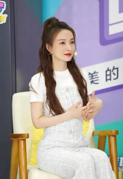 吴昕穿旗袍大秀s曲线,身材性感举手投足皆风情,40岁仍皮肤白皙