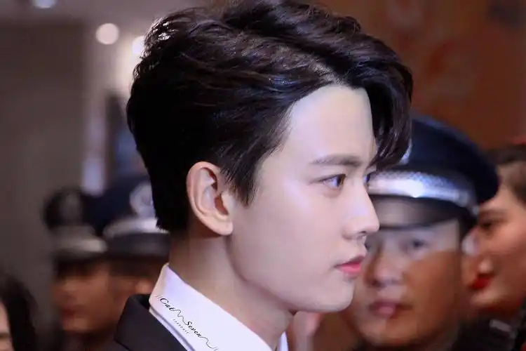 不允许有人没看过唯有琴音深入我心的探班花絮和锦衣期间任嘉伦的睡衣