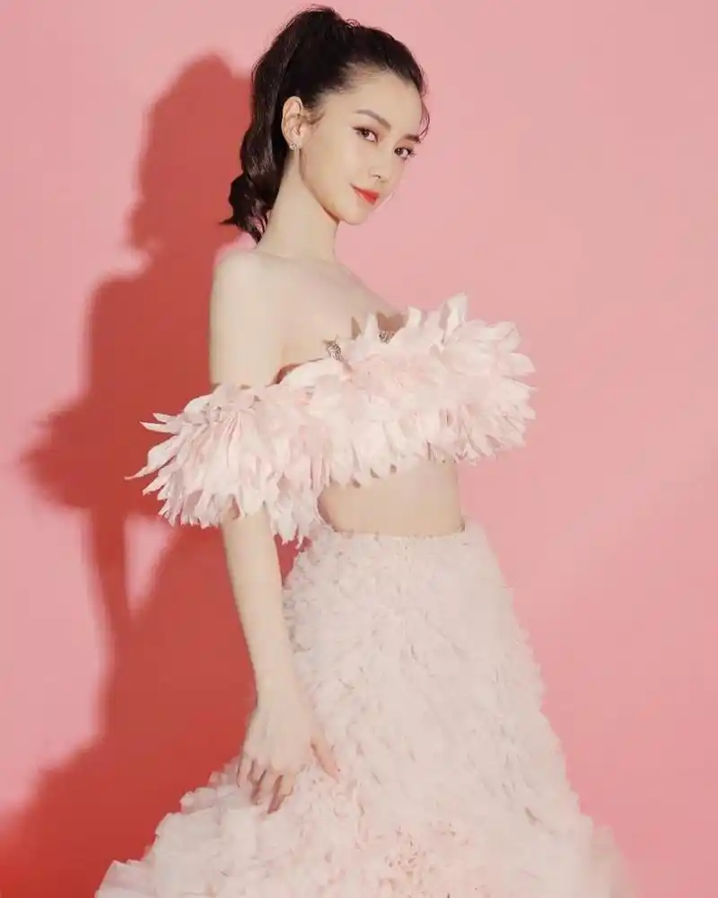 angelababy# 粉嫩的羽毛裙,仙气十足!