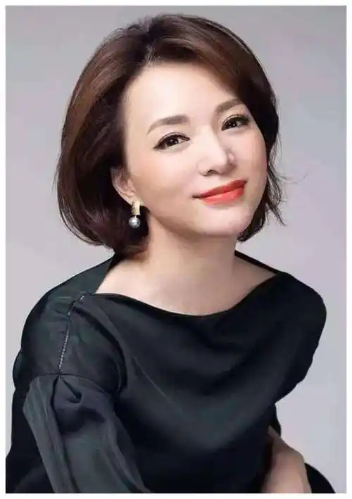 董卿母子亲情感人,素颜与儿子游动物园,引发网友热议._姐姐_生活_家庭