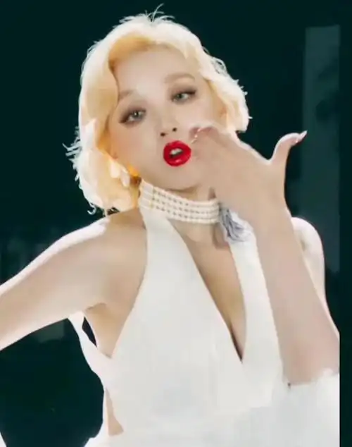 宋雨琦一袭深v玛丽莲白裙,红唇烈焰,楚楚动人!_高清图集_新浪网