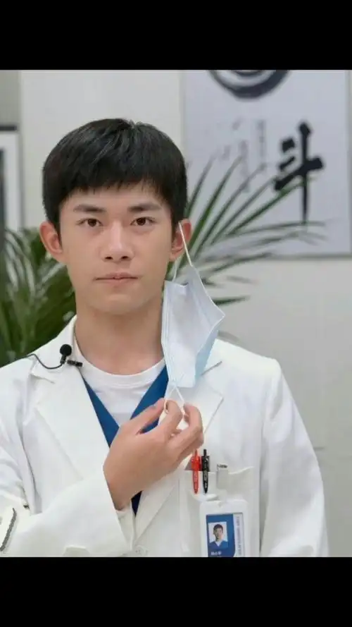 易烊千玺欧豪张子枫宋佳出演的抗疫大片中国医生定档了,好感人的影片
