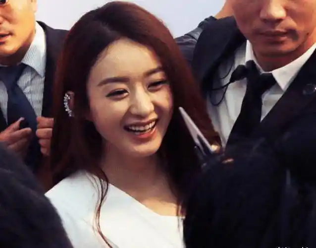 原创赵丽颖素颜被抓拍摄影师关掉十级美颜后33岁皮肤状态太真实