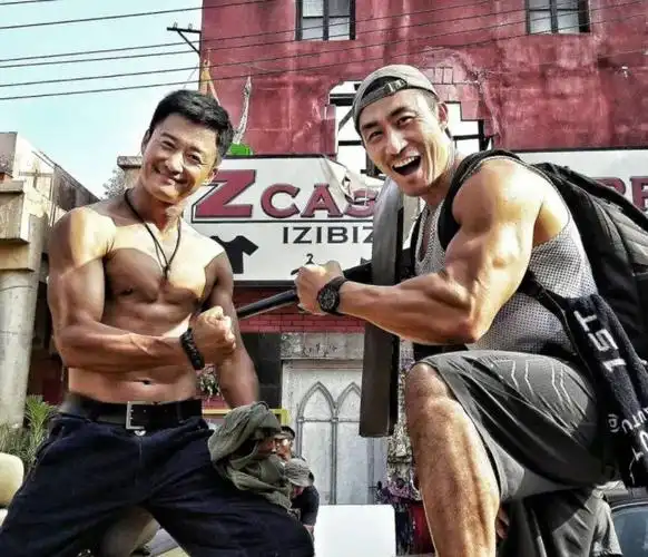 46岁吴京曝近照,八块腹肌变成一块啤酒肚?