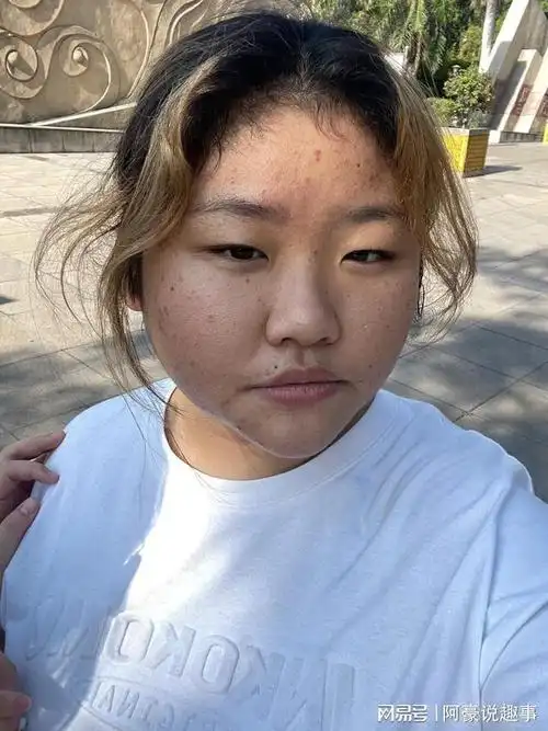 丑,但是绝不在我的审美点上,看上去就是个很稳重很踏实的女生她喜欢