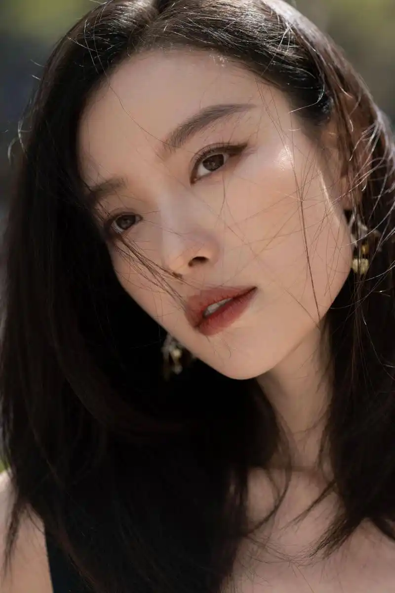 倪妮脸部特写发丝飘动演绎迷离美感这场美如梦般的邂逅你不可错过