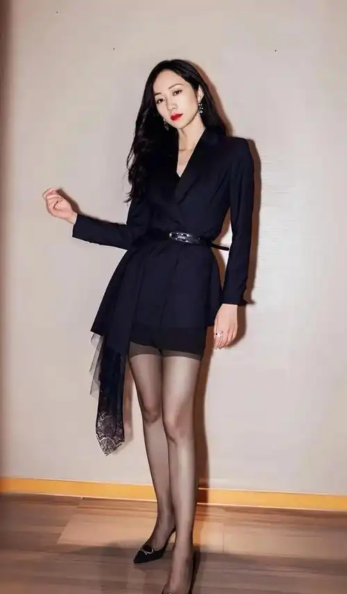 韩雪的黑色丝袜美腿直溜匀称