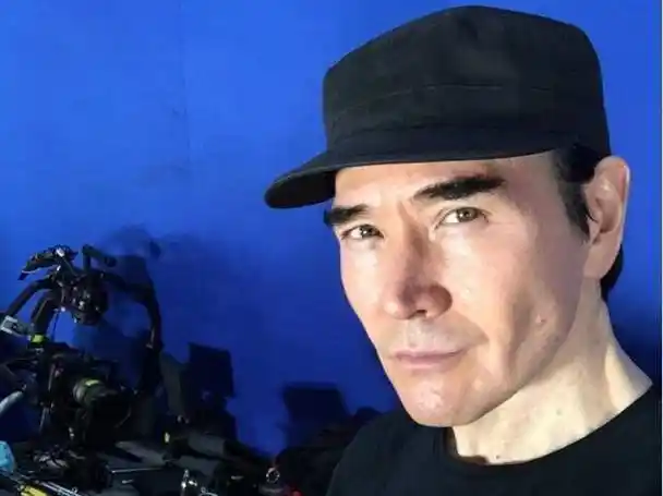 有种"惊艳"叫费翔近照,眉眼间神似梁朝伟,男神果然名不虚传_胡子_舞台