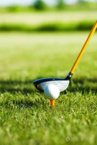 在上一个三通和高尔夫俱乐部背后的高尔夫球上关闭