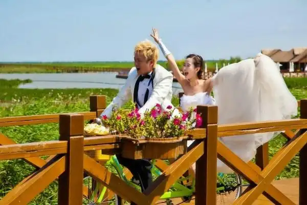 韩烨首次婚礼献给《多米诺》 遭"抢婚"