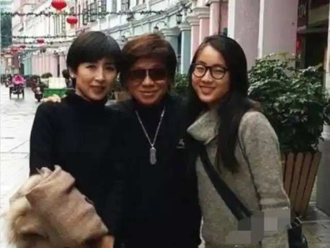 72岁梁小龙近况曝光,面容苍老皮肤松弛,而小20妻子依然青春靓丽