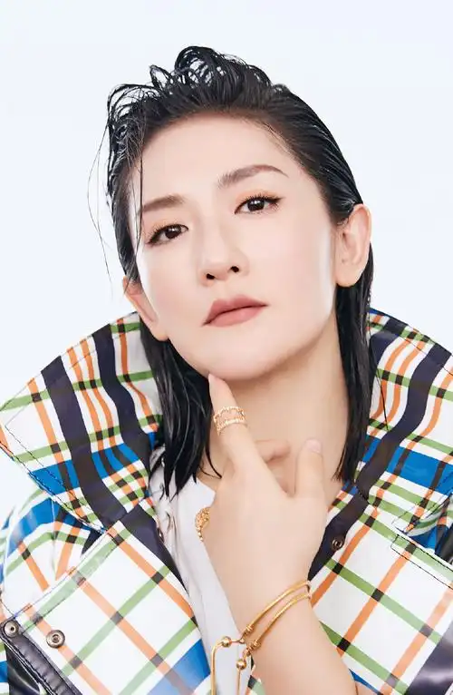 重庆穿楼古树,与屋主1家3代共生23年,孩子曾爬树躲洪水