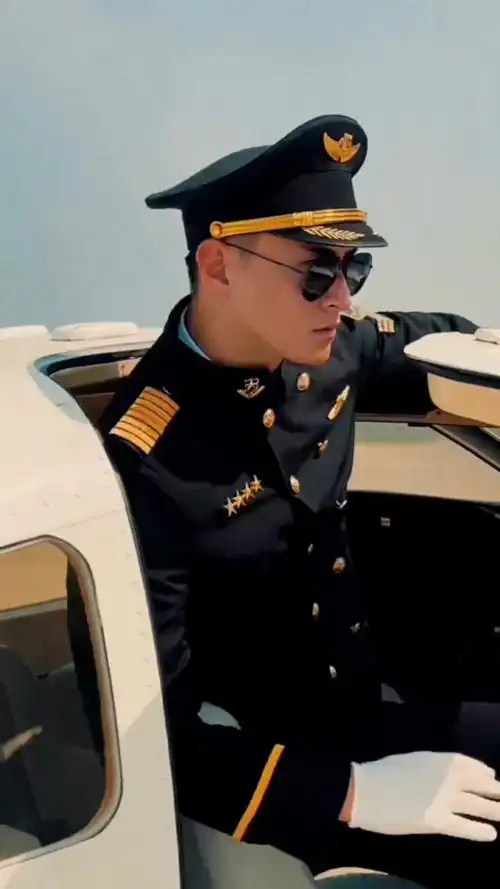 今日份帅不可挡霸气侧漏的李机长