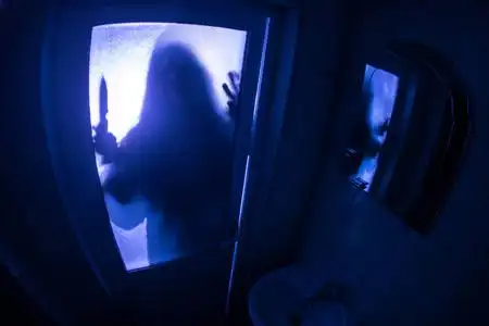 窗户里女人的恐怖剪影. 可怕的万圣节概念模糊的女巫在浴室的剪影照片