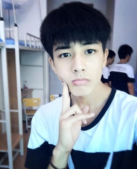 宋威龙戏精又沙雕的模样却间接证实他真的从小帅到大