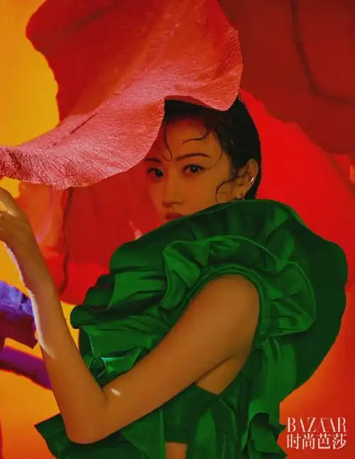 上游时尚景甜minibazaar七月刊浪漫演绎夏日繁花