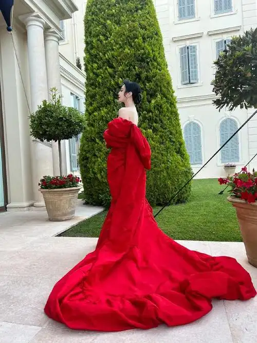 戛纳第10天范冰冰出席晚宴红裙美翻生图也曝光了第14套造型了